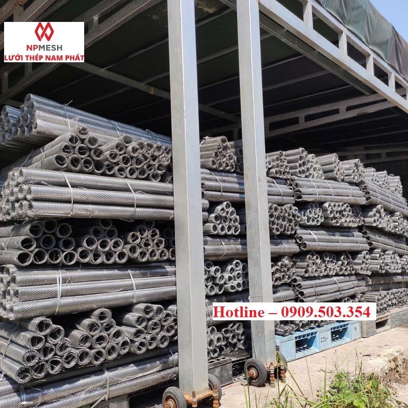 Xe nâng chở cuộn lưới kéo dãn thép mạ kẽm tại kho thành phẩm chuẩn bị giao khách hàng