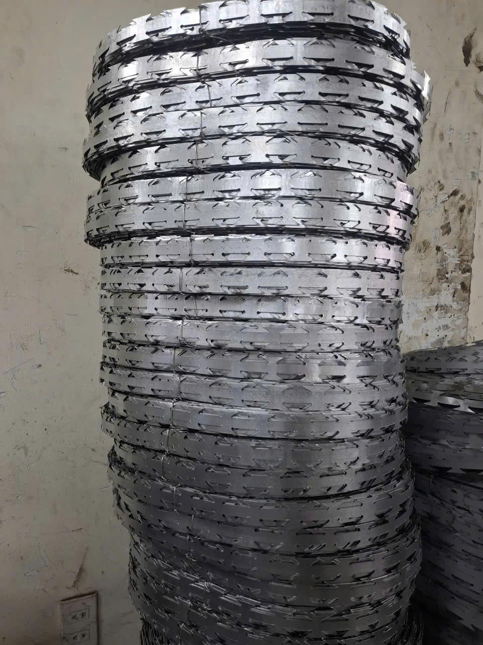 Dây kẽm lam chống trộm bằng thép mạ kẽm, lưỡi dao sắc nhọn, dùng bảo vệ tường rào và cổng nhà