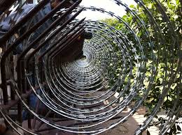 Lưỡi lam thép hình dao trên dây kẽm chống trộm, cắt gắn đều quanh lõi thép, mạ kẽm sáng bóng