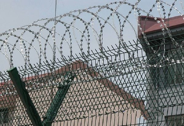 Cuộn dây kẽm lam concertina mạ kẽm, dạng xoắn tròn, dùng cho tường rào, nhà máy, kho bãi