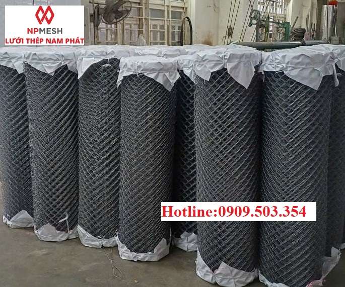 Lưới B20 ô 20 mm, sợi 2.5–2.7 mm, mạ kẽm, che chắn và bảo vệ máy trong xưởng.