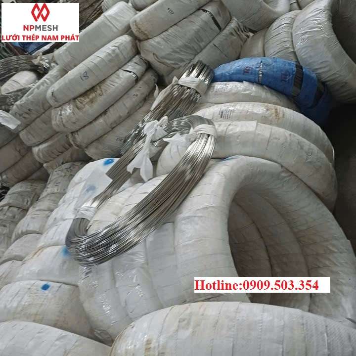 Kiểm tra dây inox bằng nam châm để phân biệt 201 và 304