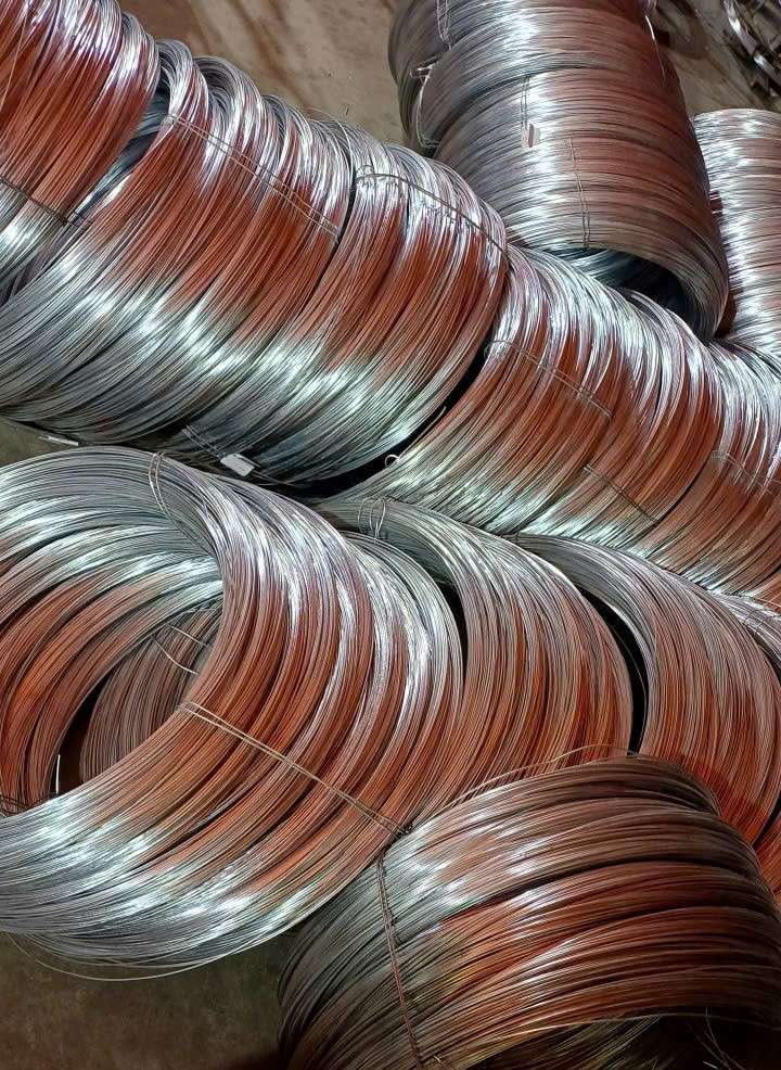 Kho chứa dây kẽm mạ kẽm cuộn tròn, xếp gọn gàng trên kệ thép, chuẩn bị giao cho khách hàng.