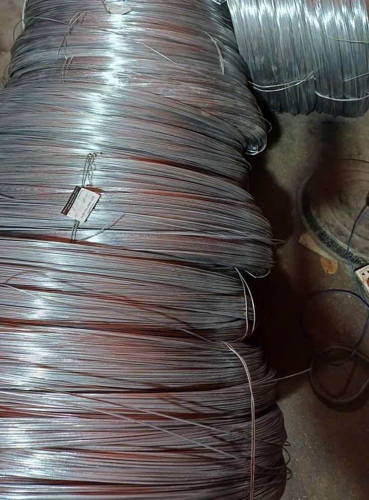 Cận cảnh dây kẽm mạ kẽm sáng bóng, thể hiện rõ lớp mạ kẽm chống rỉ.